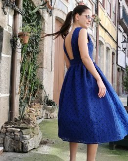 vestido azul tras